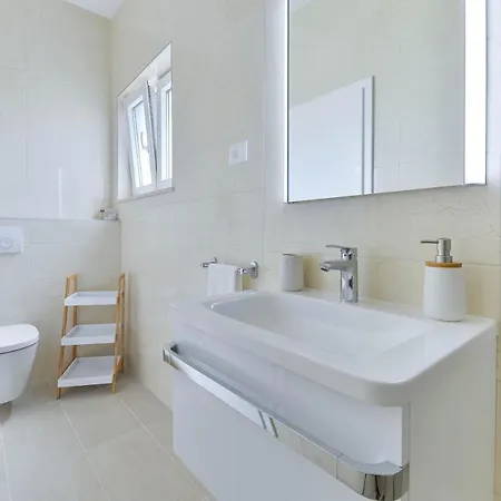 Luxury Valentina With Heated Pool Near The Sea- By Ta Leut Agency *