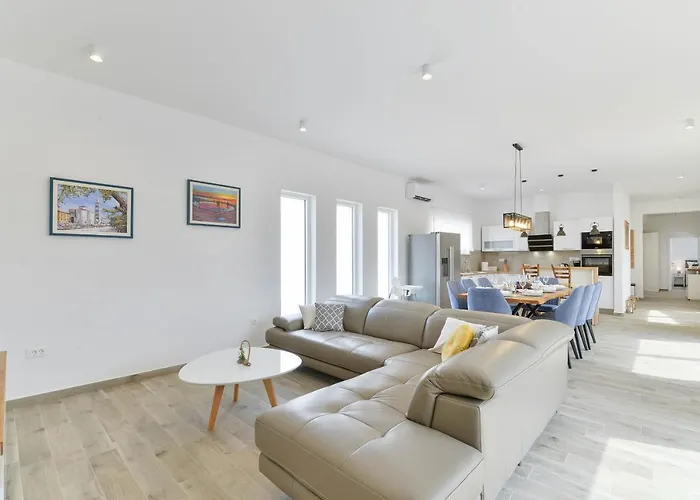 Luxury Valentina With Heated Pool Near The Sea- By Ta Leut Agency Willa